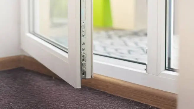 Einbauschrank: Tischler, Möbelhaus-System oder Maßanfertigung online – der Kostenvergleich