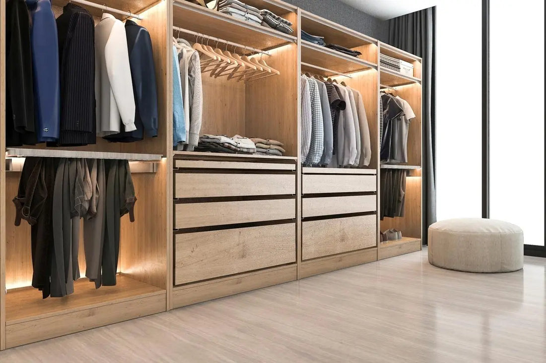 Maßgefertigter Einbauschrank in einer Nische mit bündiger Front