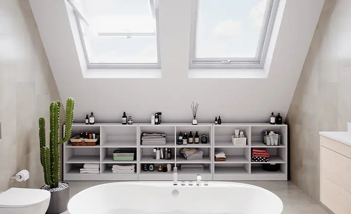 Weiße CPL-Innentür in einem modernen Badezimmer mit Dusche und beschlagenem Spiegel