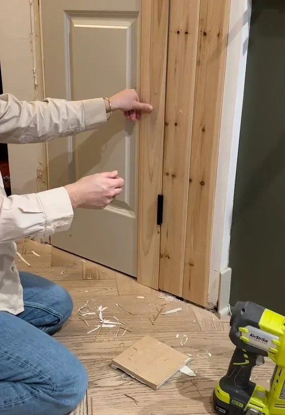 Altbau-Türöffnung mit Stuckdecke und Zollstock, der eine ungewöhnliche Türbreite zeigt