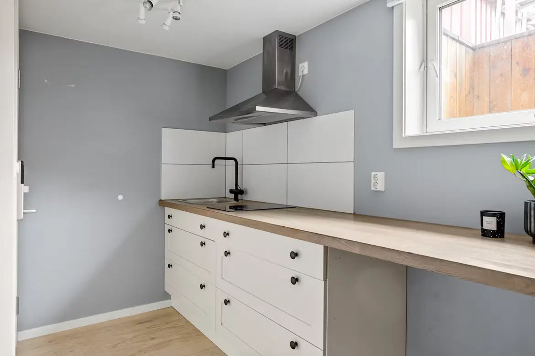 Kühenrückwand aus Glas über der Arbeitsplatte