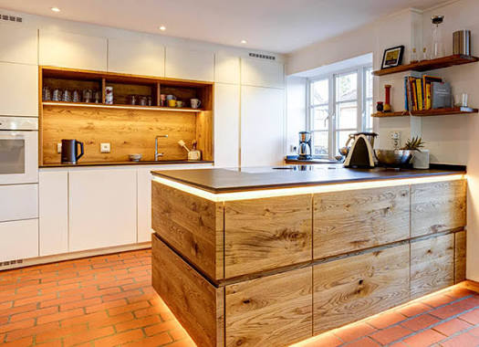 Einzelne Küchenschränke werden in einer bestehenden Küchenzeil zusammengestellt