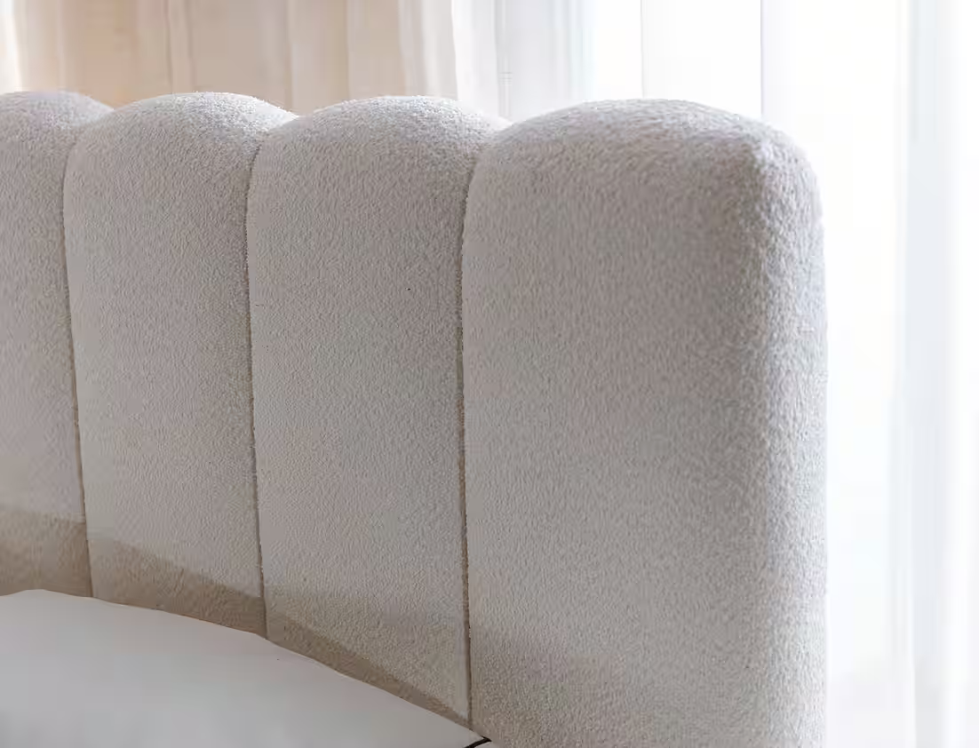 Polsterbett Cande Bouclé, hohes Kopfteil & Rillen-Design
