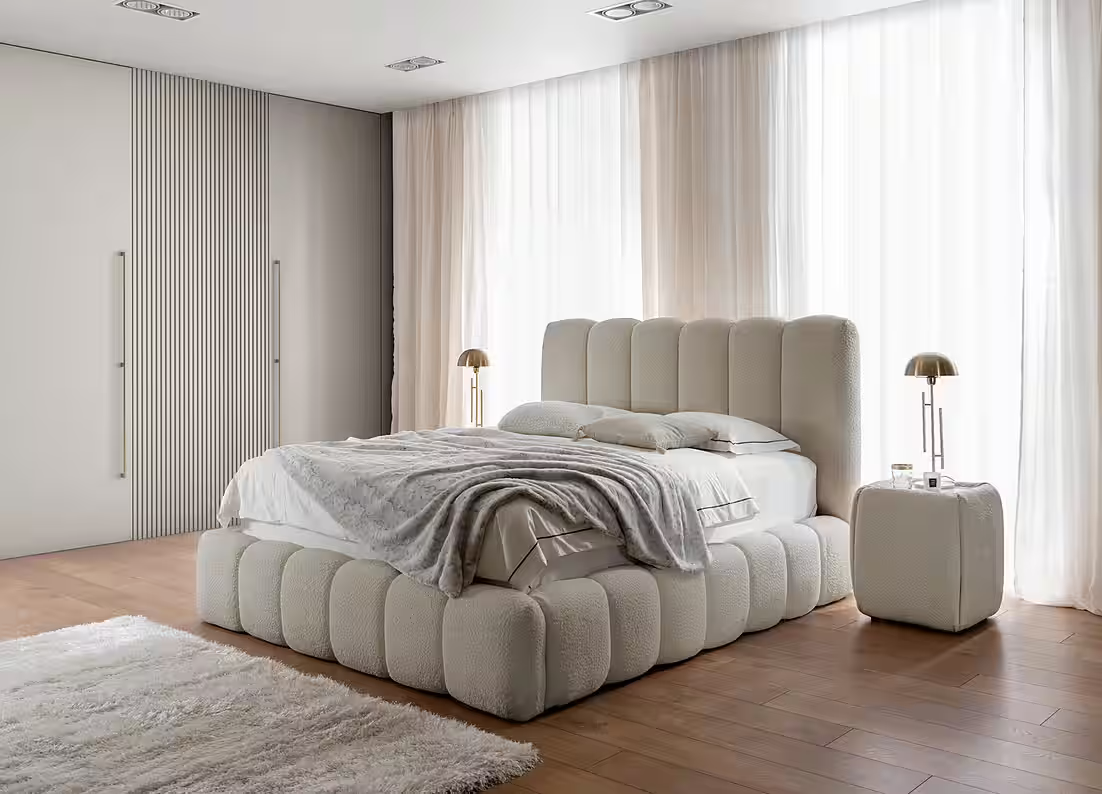 Polsterbett Cande Bouclé, hohes Kopfteil & Rillen-Design